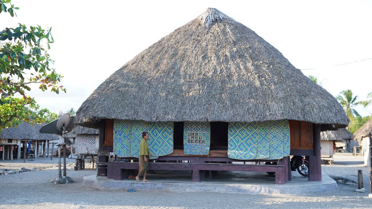 Eines der von Frauen geführten Sakralhäuser in Suai Loro mit seiner einzigartigen Form und traditionellen Verzierung (Foto: Maria S. dos Reis Lopes) Eines der von Frauen geführten Sakralhäuser in Suai Loro mit seiner einzigartigen Form und traditionellen Verzierung (Foto: Maria S. dos Reis Lopes)