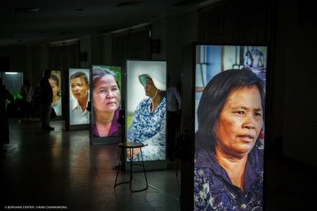 Leuchtkästen, verbunden mit Headsets, zum aufmerksamen Zuhören der von Überlebenden gesprochenen Erfahrungsberichte © Bophana Center, Vann Channarong