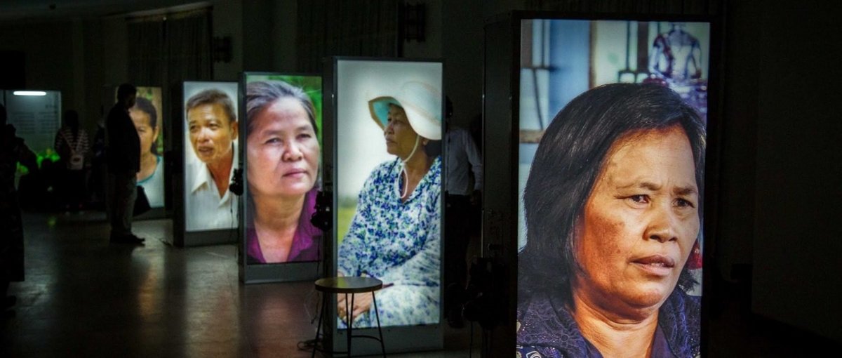 Leuchtkästen, verbunden mit Headsets, zum aufmerksamen Zuhören der von Überlebenden gesprochenen Erfahrungsberichte © Bophana Center, Vann Channarong