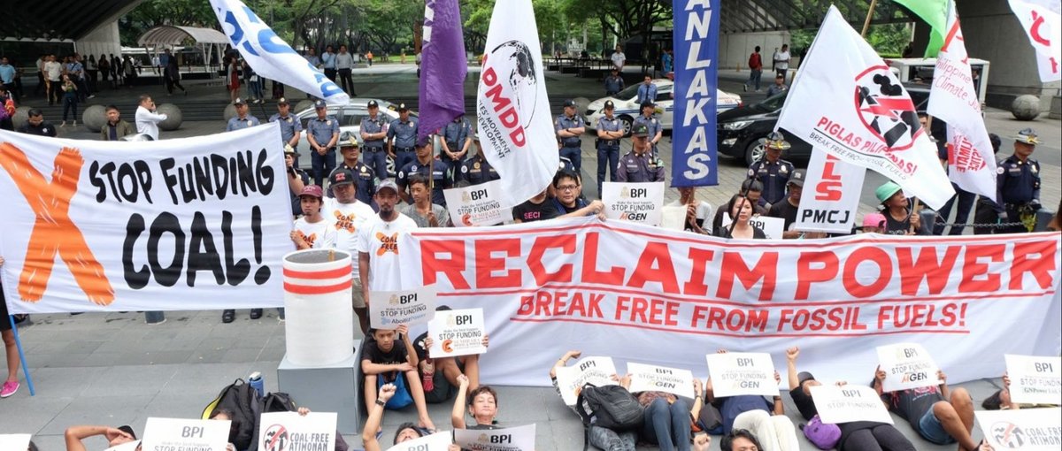 Aktivist:innen demonstrieren vor der Zentrale der Bank of the Philippines in Manila gegen die Finanzierung neuer Kohlekraftwerke © Ac Dimatatac/350.org, Flickr CC BY-NC-SA 2.0