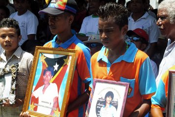 Alljährlich gedenkt die Jugend der Opfer vom Massaker auf dem Santa Cruz Friedhof,  12. November 2016 (Foto: Monika Schlicher)