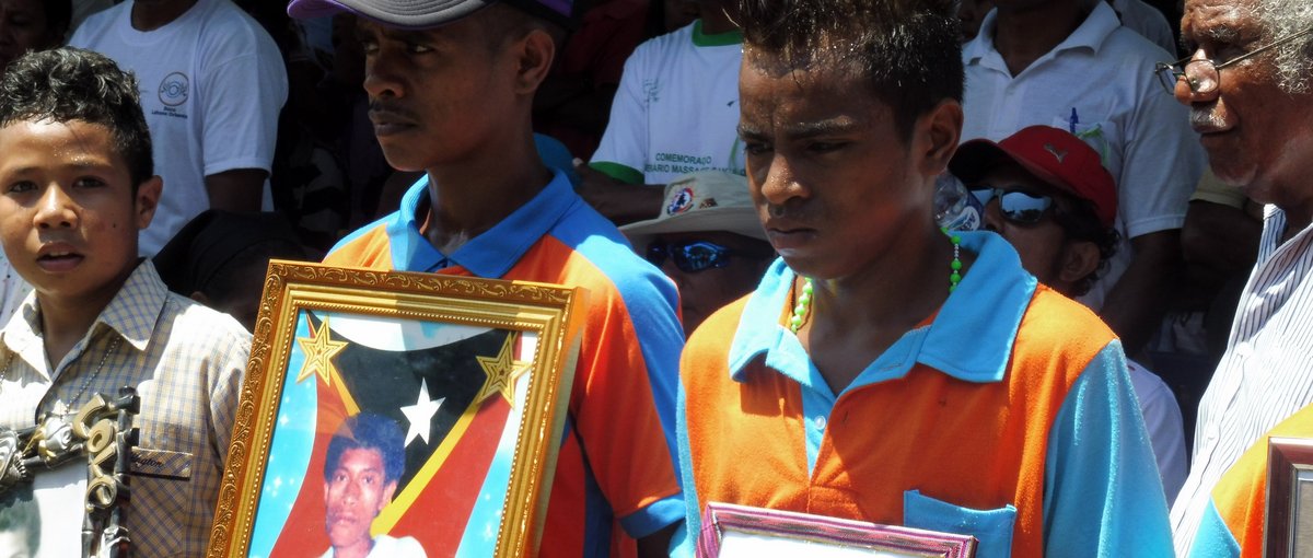 Alljährlich gedenkt die Jugend der Opfer vom Massaker auf dem Santa Cruz Friedhof,  12. November 2016 (Foto: Monika Schlicher)