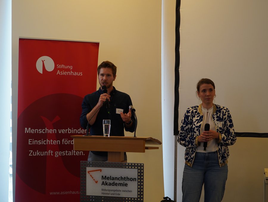 Mirjam Overhoff und Jan Pingel fassen im Wrap-up den Asientag zusammen. © Stiftung Asienhaus Wrap-Up Asientag 2024. © Stiftung Asienhaus