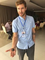 Jan Pingel mit Tiefsee-Manganknolle aus den Cook-Inseln (Foto: privat).