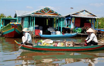 Floating Village ©Barb Meyer (Flickr) CC BY-NC-ND 2.0