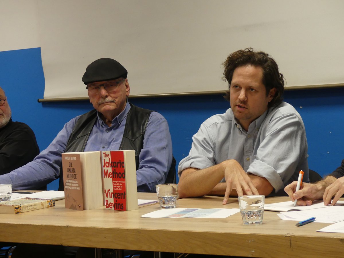 Autor Vincent Bevins und Moderator Albert Klütsch (Foto Monika Schlicher, Stiftung Asienhaus)