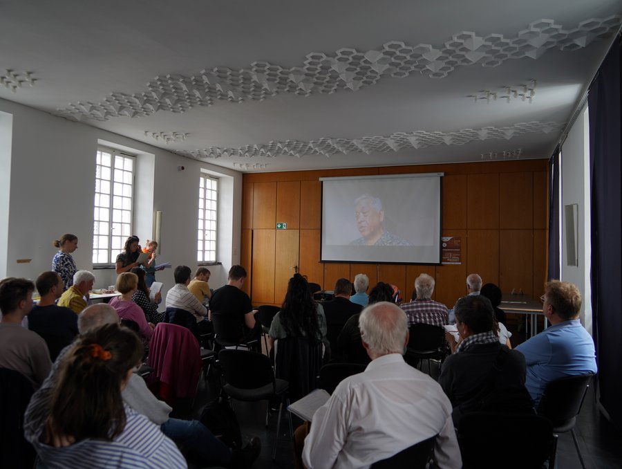 Referent Siegfred Deduro mit einem digitalen Beitrag im Workshop (Un)mögliche Formen der politischen Partizipation? © Stiftung Asienhaus Workshopbeitrag Philippinen, Asientag 2024. © Stiftung Asienhaus