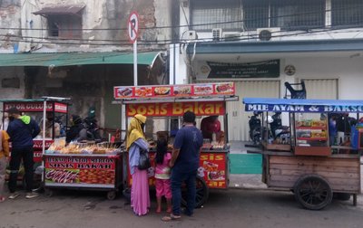 Streetfood in der Altstadt Jakartas, 2020 (Foto: Nurman Nowak)