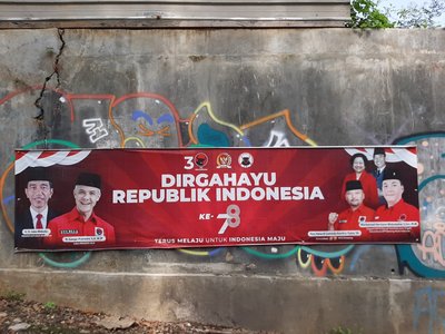  Wahlplakat vom November 2023, das Ganjar und Jokowi noch einträchtig zeigt (Foto: Harriet Ellwein)