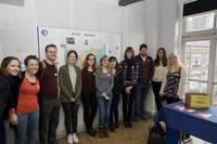 Die Asienhaus Hochschulgruppe vor ihrere Collage zur Wahrnehmung in Asien von Charlie Hebdo ©Imelda Taurina Mandala