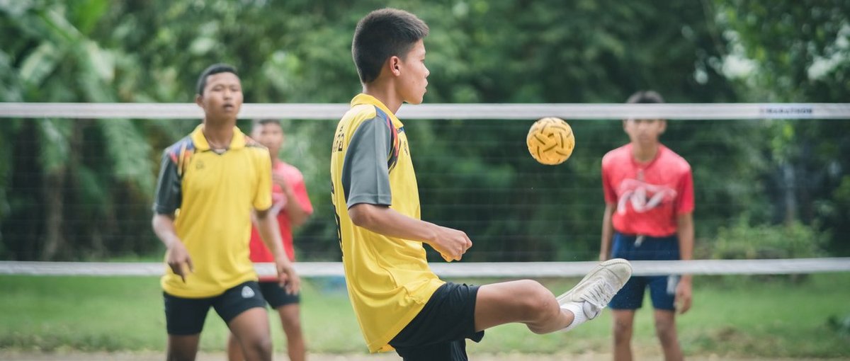 Junge Männer spielen Sepak Takraw. © Jinnaritt/Depositphotos