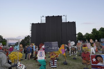 Das verhängte Banner People’s Justice auf der documenta fifteen (Foto: Taring Padi)