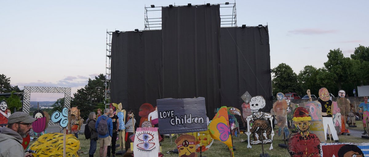 Das verhängte Banner People’s Justice auf der documenta fifteen (Foto: Taring Padi)