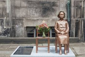 Friedensstatue mit Blumenstrauss