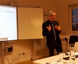 Ali Al-Nasani (RWI) zeigte die Folgen der Roten Khmer auf die kambodschanische Bildungssituation auf (Foto: Philipp Neuen)