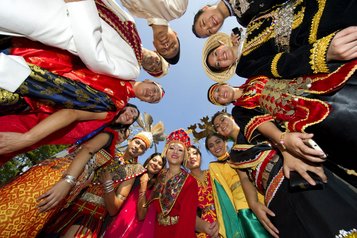 „Postkoloniale Identität bedeutet nicht, die Vergangenheit zu verleugnen, sondern anzuerkennen, wie stark koloniale Geschichten unsere heutigen Realitäten prägen“, sagt Amrita Malhi. © UN Women/Lin Joe Yin