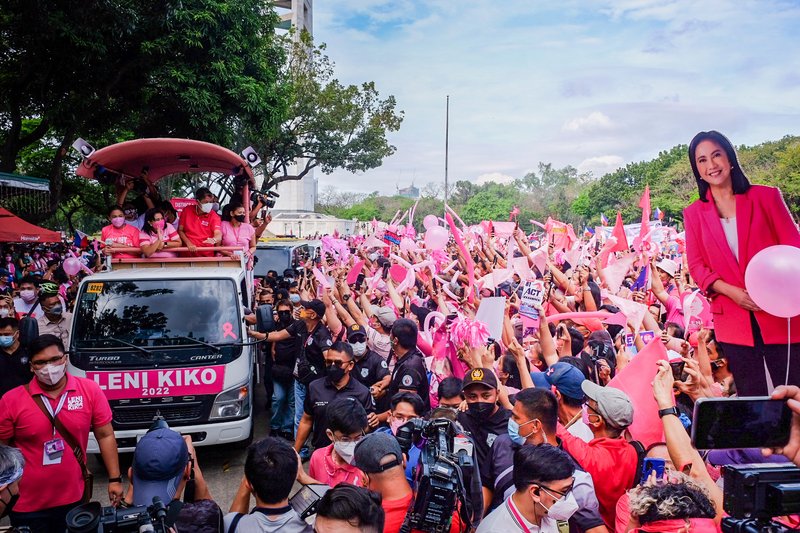 Presidential candidate Leni Robredo and Vice-Presidential candidate Kiko Pangilinan during a rally at the Quezon City Memorial Circle. (Picture: Yummie Dingding)