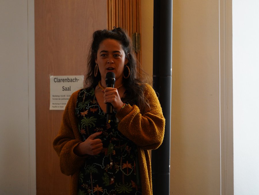 Referentin Christine-Joahn Maier bei ihrem Abschlussplädoyer auf dem Asientag. © Stiftung Asienhaus Abschlussplädoyers der Referent:innen auf dem Asientag. © Stiftung Asienhaus