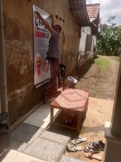 Ein Wahlplakat von Ganjar wird entfernt (Foto: unbekannt)