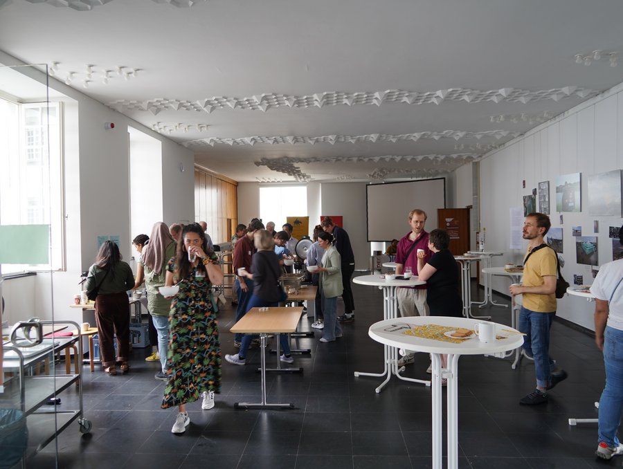 Mittagessenszeit auf dem Asientag mit Buffet. © Stiftung Asienhaus Mittagspause Asientag 2024. © Stiftung Asienhaus