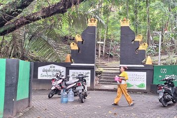 Die Anwohner*innen nehmen weite und steile Wege auf sich, um sich an den Quellen von Kaliancar mit sauberem Wasser zu versorgen. © Eka Handriana, alle Rechte vorbehalten