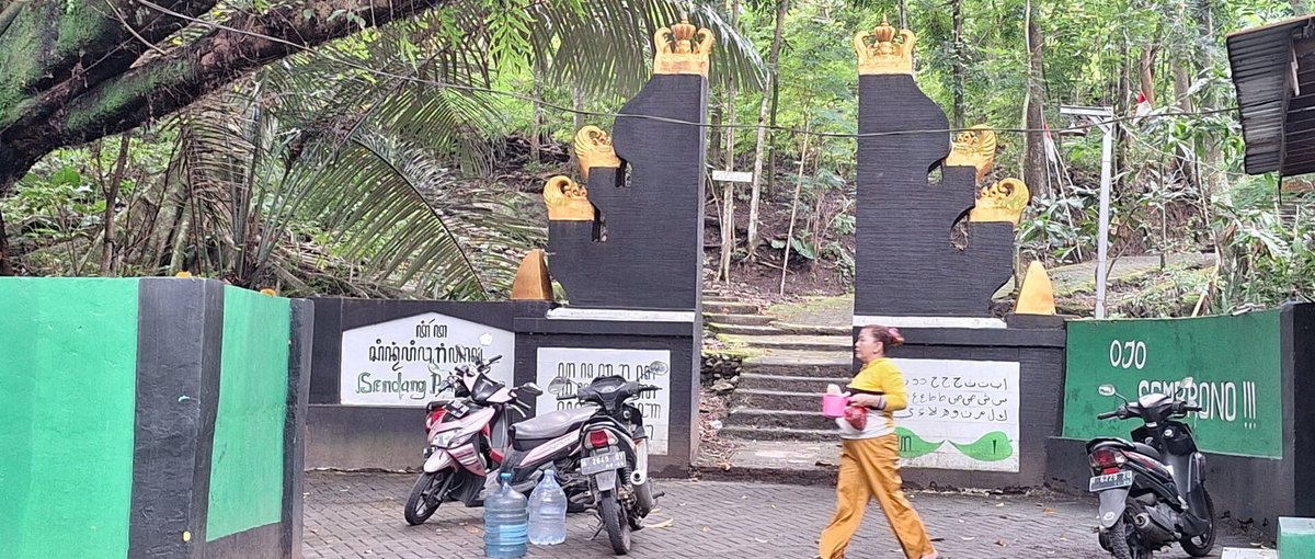 Die Anwohner*innen nehmen weite und steile Wege auf sich, um sich an den Quellen von Kaliancar mit sauberem Wasser zu versorgen. © Eka Handriana, alle Rechte vorbehalten