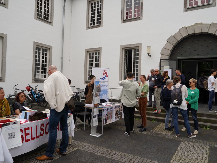 Markt der Möglichkeiten auf dem Asientag. © Stiftung Asienhaus Stände auf dem Markt der Möglichkeiten, Asientag 2024. © Stiftung Asienhaus