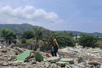 Zerstörte Existenzen in Dili - Betroffene stehen vor einem Trümmerhaufen © Zevonia Vieira