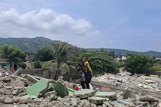 Zerstörte Existenzen in Dili - Betroffene stehen vor einem Trümmerhaufen © Zevonia Vieira