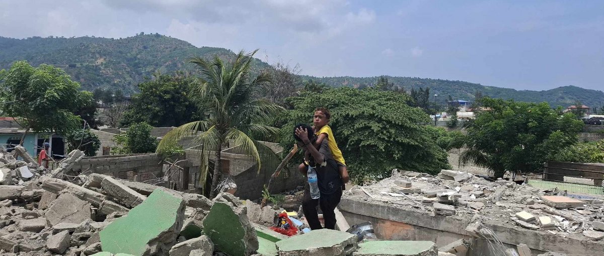 Zerstörte Existenzen in Dili - Betroffene stehen vor einem Trümmerhaufen © Zevonia Vieira