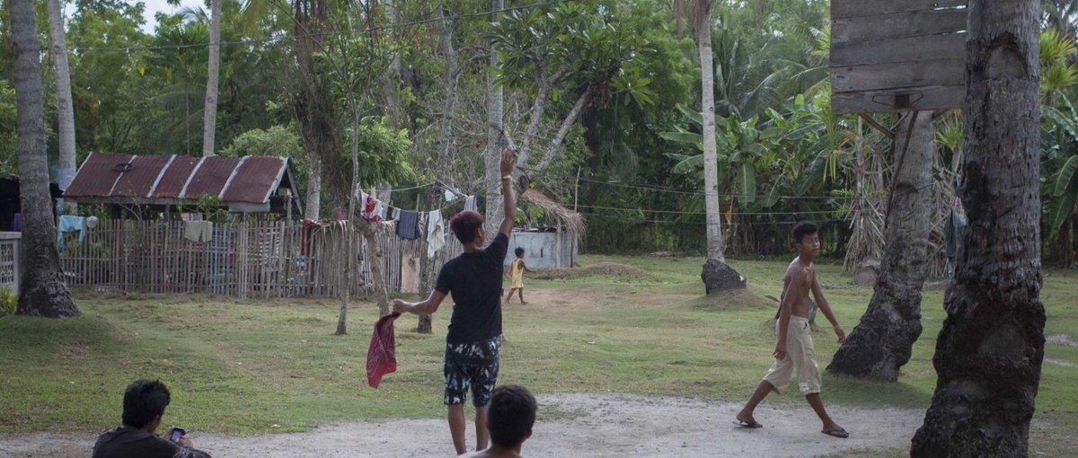 Jugendliche beim Basketballspiel auf Mindanao. © Lilli Breininger