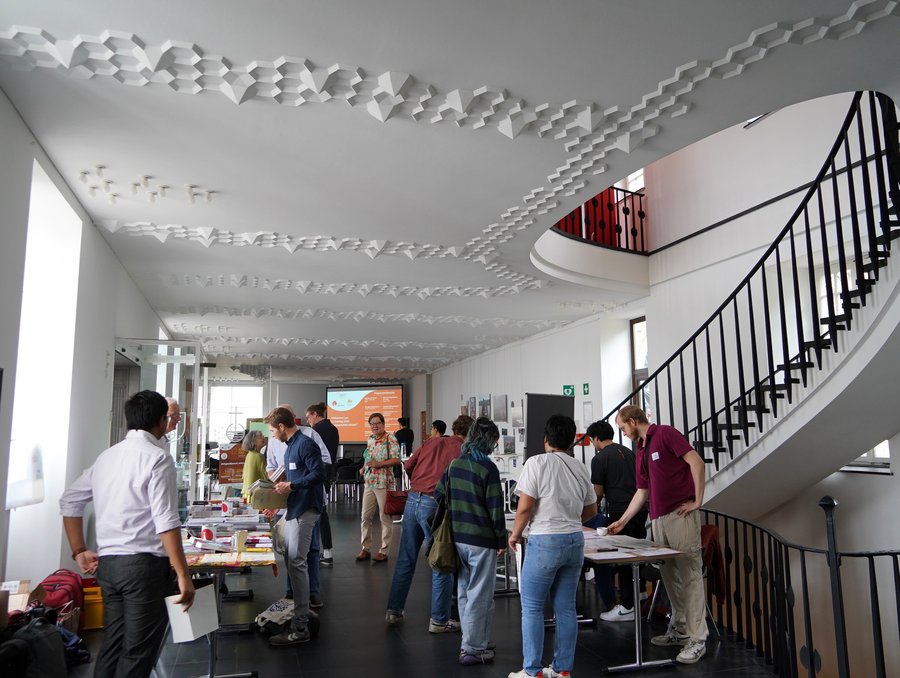 Anmeldung und Publikationstisch auf dem 12. Asientag. © Stiftung Asienhaus Anmeldung und Publikationstisch auf dem 12. Asientag © Stiftung Asienhaus