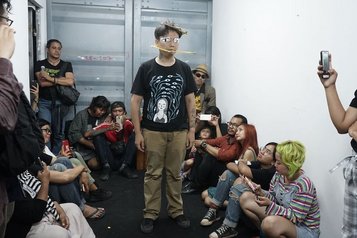 Performance mit ruangrupa-Mitglied Reza Afisina, Gudskul-Komplex Jakarta, 2019. Foto: Archiv ruangrupa