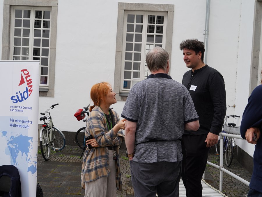 Mitarbeiter:innen des Asientags beraten sich während der Pause. © Stiftung Asienhaus Mittagspause, Asientag 2024. © Stiftung Asienhaus