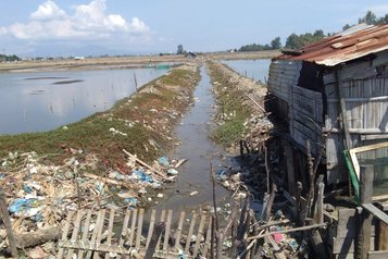 Zulauf zum Aceh Pdie Fischteich vermüllt