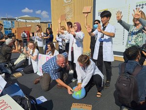 Zivilgesellschaftliche Gruppen fordern auf dem COP27-Gelände in Scharm El-Scheich eine ambitionierte Klimapolitik zum Erreichen des 1,5-Grad-Ziels (Foto: Pius Ginting)