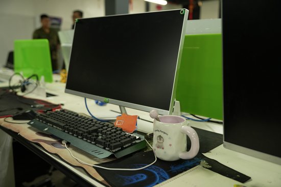 Symbolbild: Arbeitsplatz eines Onlinebetrügers auf den Phillipinen. Auf der Tastatur verbrauchte Sim-karten © UNODC / Laura Gil (No changes made) Symbolbild: Arbeitsplatz eines Onlinebetrügers auf den Phillipinen. Auf der Tastatur verbrauchte Sim-karten © UNODC / Laura Gil (No changes made)