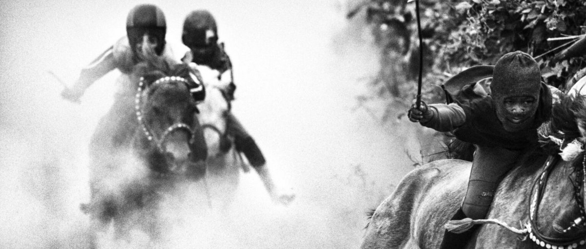 Barfuß und ohne Helm: Kinderjockeys bei den Pferderennen auf Sumbawa setzen sich großen Verletzungsrisiken aus. © Romi Perbawa