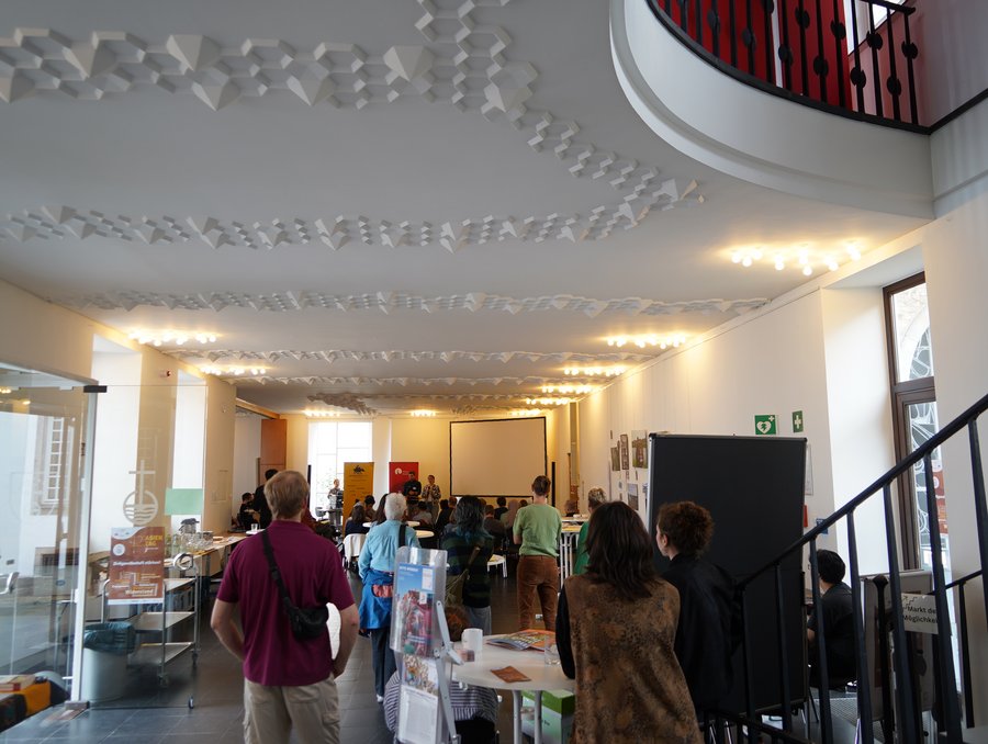 Abschluss vom Asientag durch Jan Pingel und Mirjam Overhoff. © Stiftung Asienhaus Abschluss des Asientags mit Snacks und Wrap-Up. © Stiftung Asienhaus