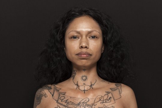 Für Demelza Ranck sind ihre Tätowierungen mit molukkischen Motiven eine Verbindung zur Heimat ihrer Eltern und Großeltern. Ihr Porträt war Teil der Ausstellung Mahina – Eine Ode an die Frau, die 2019 auch im Weltkulturen Museum Frankfurt gezeigt wurde. © Leslie Taihuttu, alle Rechte vorbehalten