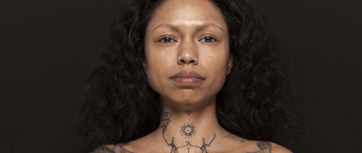 Für Demelza Ranck sind ihre Tätowierungen mit molukkischen Motiven eine Verbindung zur Heimat ihrer Eltern und Großeltern. Ihr Porträt war Teil der Ausstellung Mahina – Eine Ode an die Frau, die 2019 auch im Weltkulturen Museum Frankfurt gezeigt wurde. © Leslie Taihuttu, alle Rechte vorbehalten