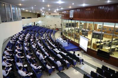 Studierende aus der Provinz Battambang besuchen das Rote-Khmer-Tribunal (Foto: RWI)