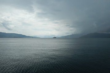 Der Tobasee ist der größte Vulkankratersee der Welt. Die Insel Samosir in seiner Mitte ist größer als Ibiza. © Anett Keller
