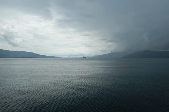 Der Tobasee ist der größte Vulkankratersee der Welt. Die Insel Samosir in seiner Mitte ist größer als Ibiza. © Anett Keller