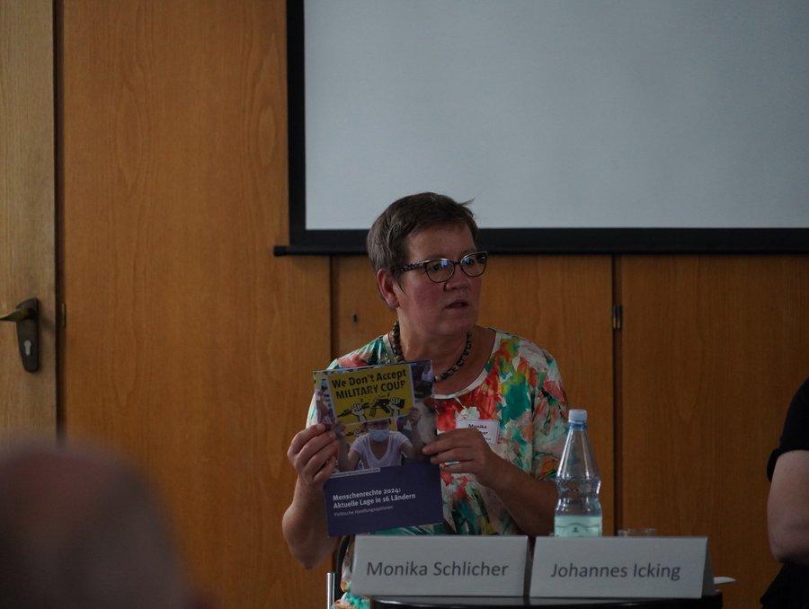 Monika Schlicher im Workshop "Asien und Pazifik im Visier" mit IAN Dossier. © Stiftung Asienhaus Workshop auf dem Asientag 2024. IAN Dossier zu Menschenrechten. © Stiftung Asienhaus