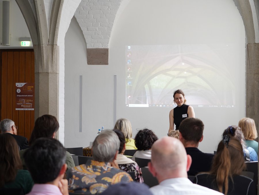 Die Referentin Julia Behrens im Workshop "Kommentare unerwünscht". Workshop Asientag 2024 zu Meinungsfreiheit im Spannungsfeld repressiver Staaten. © Stiftung Asienhaus