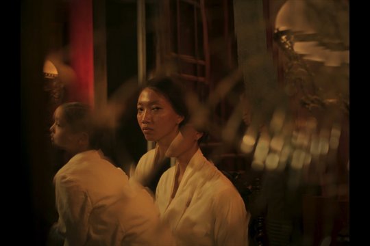 Haushälterin Siti, distanziert und nach außen emotionslos dargestellt, hat sich mit den kolonialen Strukturen arrangiert. Letzten Endes aber ergreift sie die Chance, sich aus ihrer Unterdrückung zu befreien. Screenshot © Lemming Films