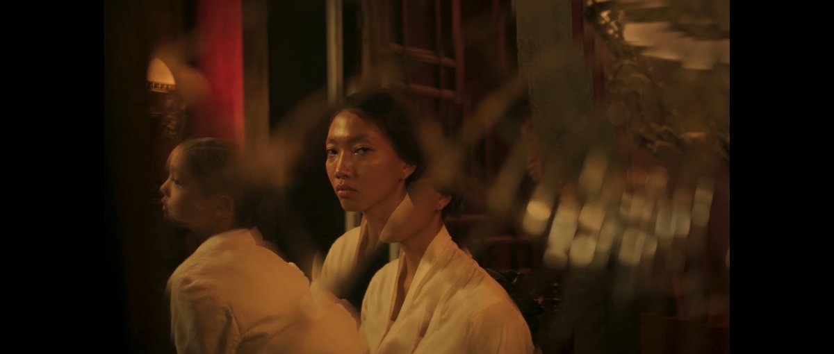 Haushälterin Siti, distanziert und nach außen emotionslos dargestellt, hat sich mit den kolonialen Strukturen arrangiert. Letzten Endes aber ergreift sie die Chance, sich aus ihrer Unterdrückung zu befreien. Screenshot © Lemming Films