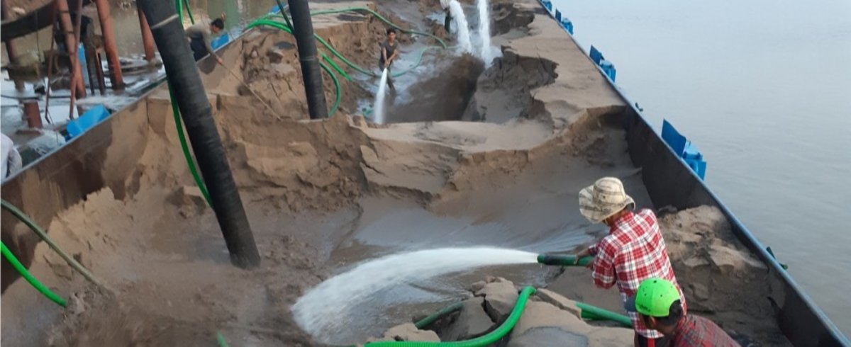 Arbeiter beim Entladen eines Sandkahns ((Foto: L. van Arragon)