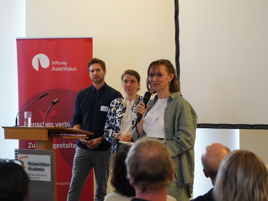 Joanna Klabisch fasst die Ergebnisse des Workshops "Eisige Grenzen überwinden" zusammen. © Stiftung Asienhaus Wrap-Up Asientag 2024. © Stiftung Asienhaus